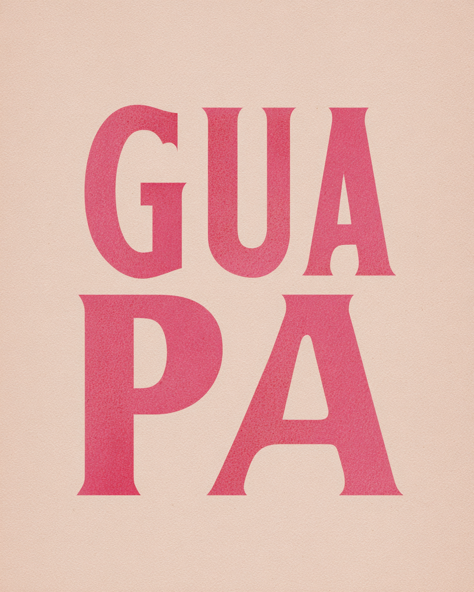 Typografisk poster med ordet GUAPA i stor hallonrosa serif på pudrig blushfärgad bakgrund.